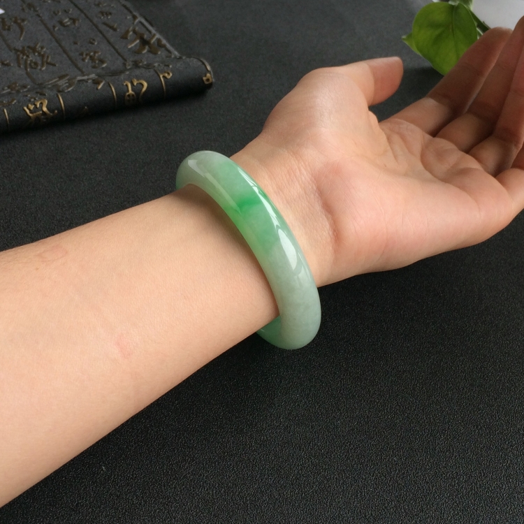 (超值推荐)糯冰种飘翠手镯(56.1mm)