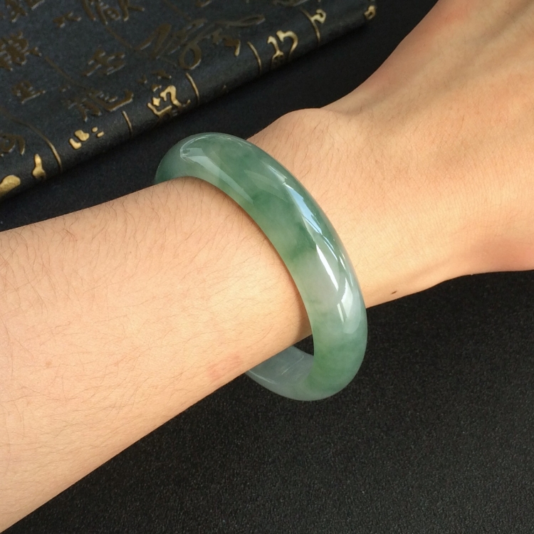 (超值推荐)冰种飘花手镯(56.1mm)