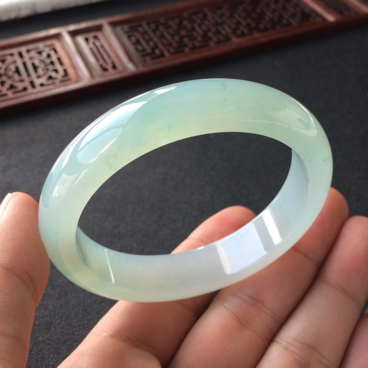 (超值推荐)糯冰种晴水略飘花手镯(57mm)