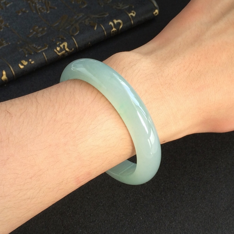 (超值推荐)糯冰种晴水略飘花手镯(57mm)