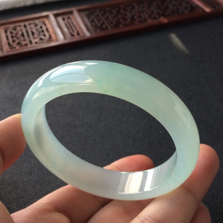 (超值推荐)糯冰种晴水略飘花手镯(57mm)
