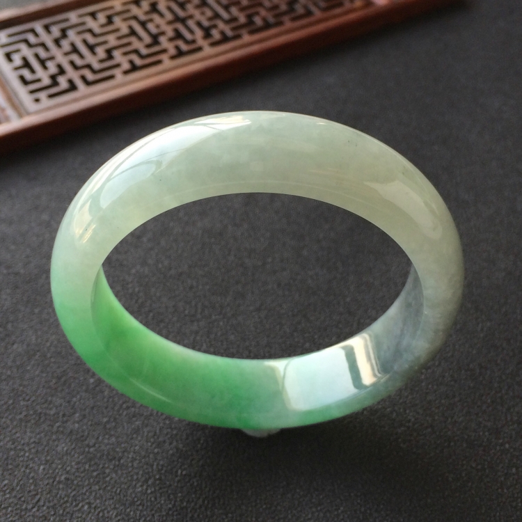 (超值推荐)糯冰种飘翠带墨色手镯(54.4mm)