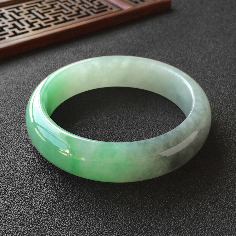 (超值推荐)糯冰种飘翠带墨色手镯(54.4mm)