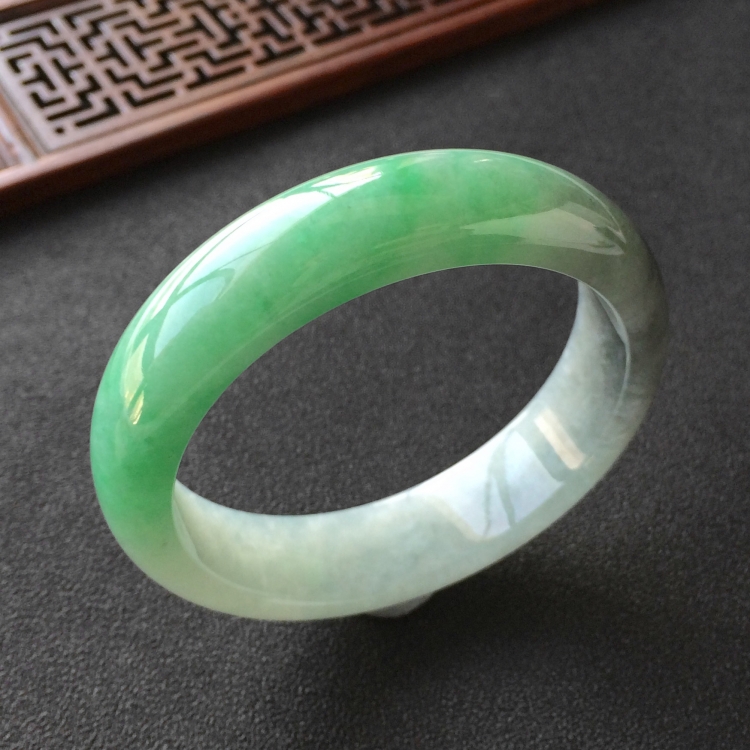(超值推荐)糯冰种飘翠带墨色手镯(54.4mm)