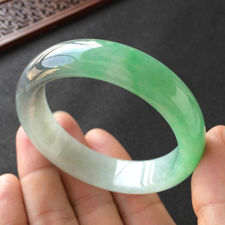 (超值推荐)糯冰种飘翠带墨色手镯(54.4mm)