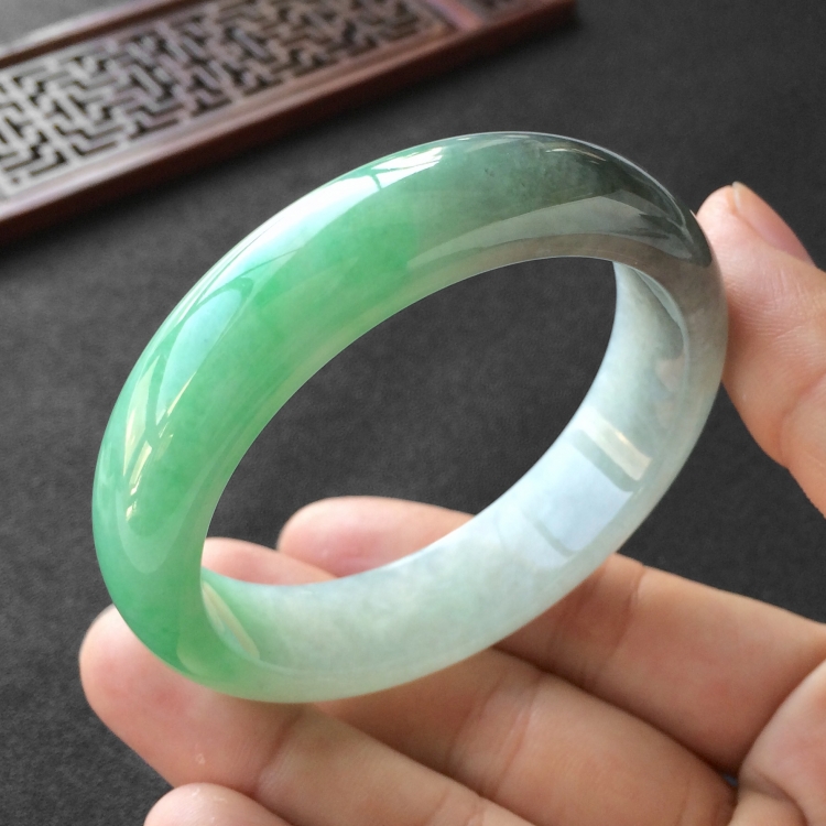 (超值推荐)糯冰种飘翠带墨色手镯(54.4mm)