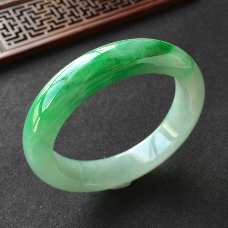 (超值推荐)糯冰种飘翠手镯(57.2mm)