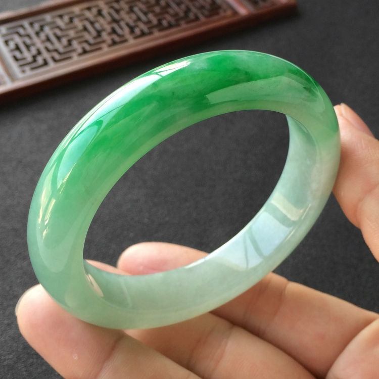(超值推荐)糯冰种飘翠手镯(57.2mm)