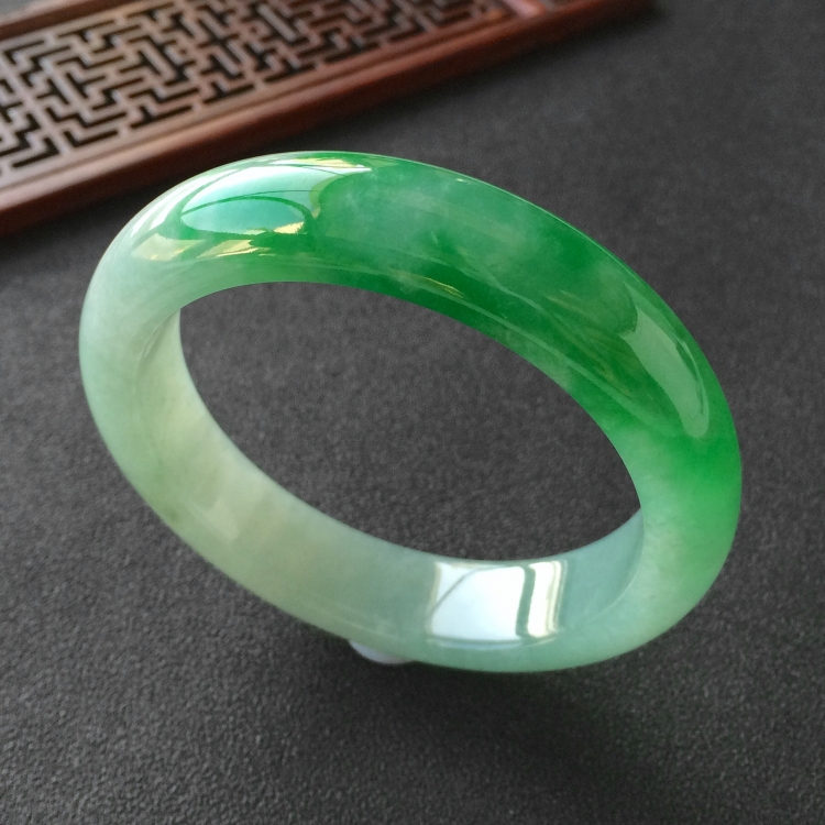 (超值推荐)糯冰种飘翠手镯(57.2mm)