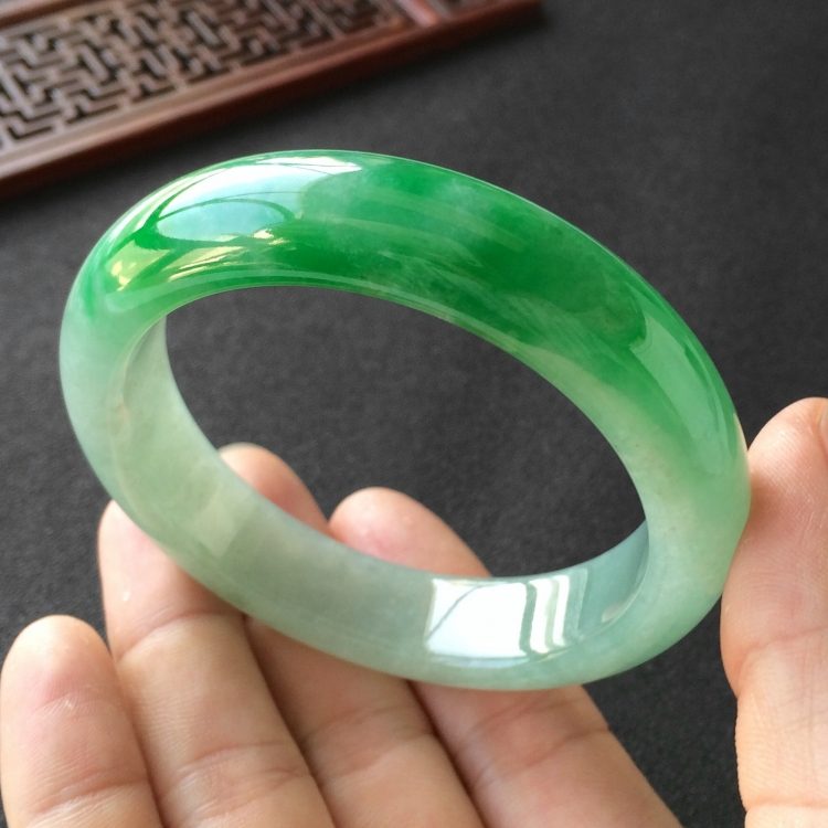 (超值推荐)糯冰种飘翠手镯(57.2mm)