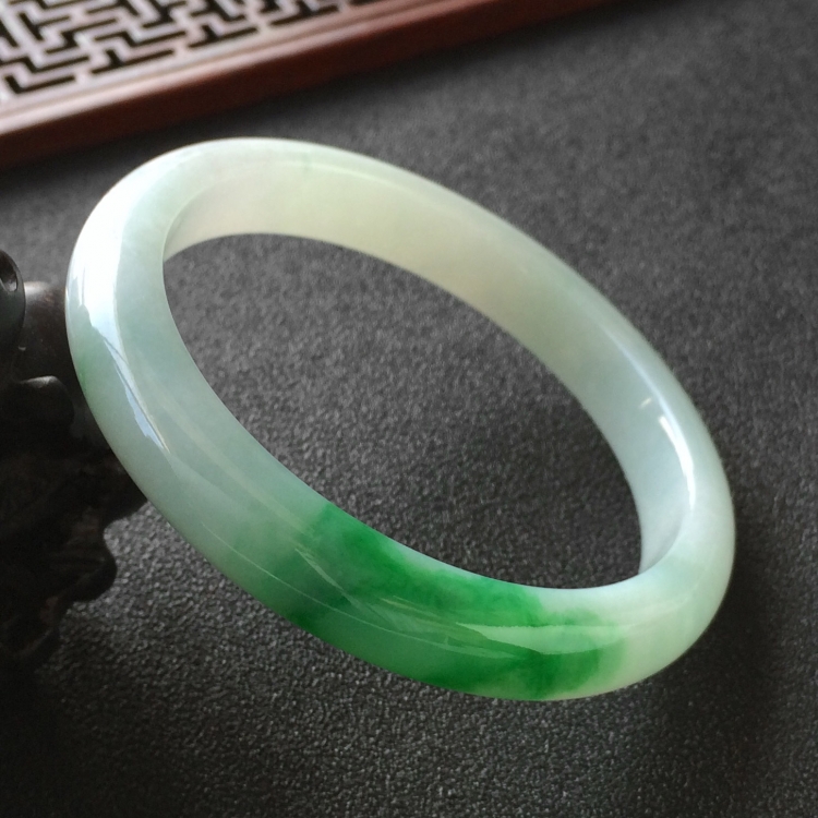 (超值推荐)糯冰种飘翠手镯(55.1mm)