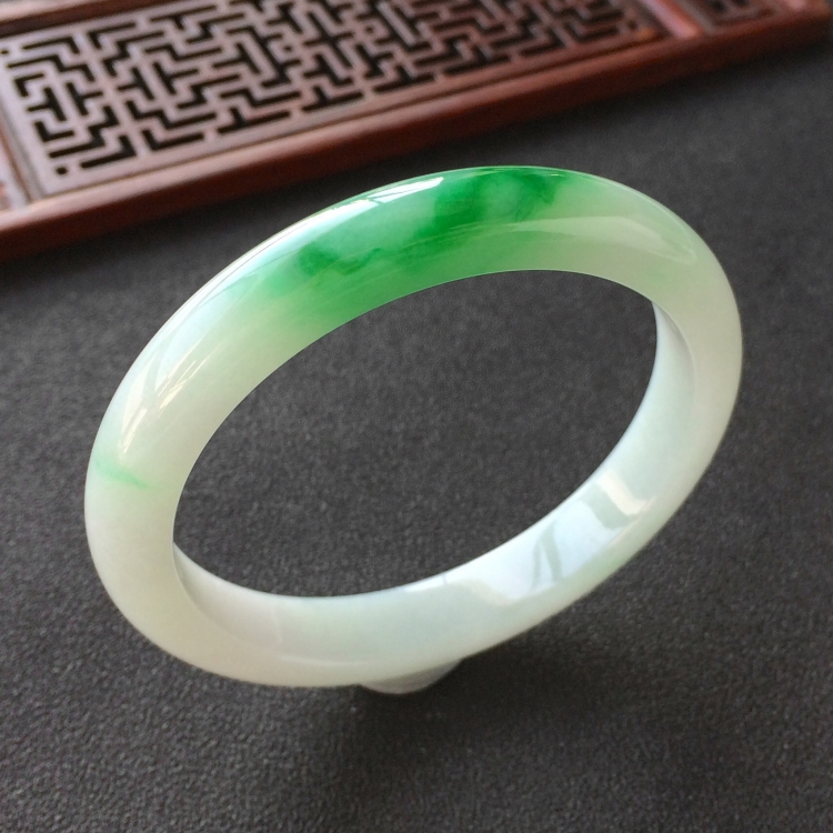 (超值推荐)糯冰种飘翠手镯(55.1mm)