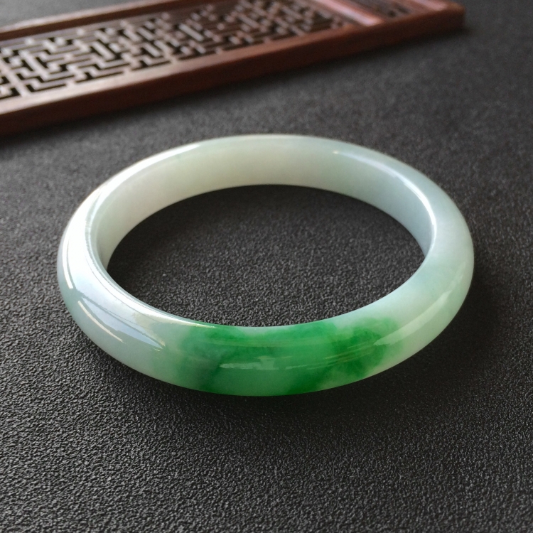 (超值推荐)糯冰种飘翠手镯(55.1mm)