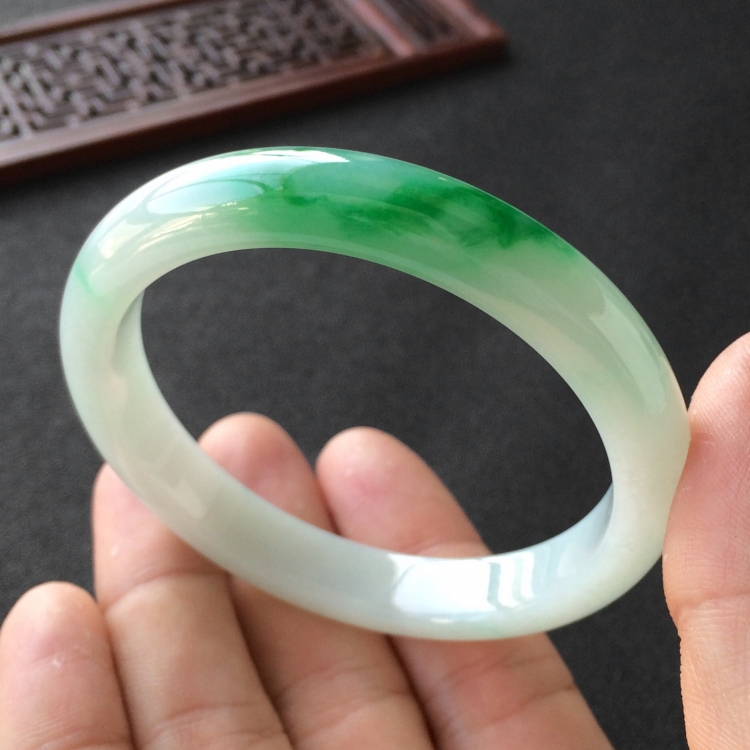 (超值推荐)糯冰种飘翠手镯(55.1mm)