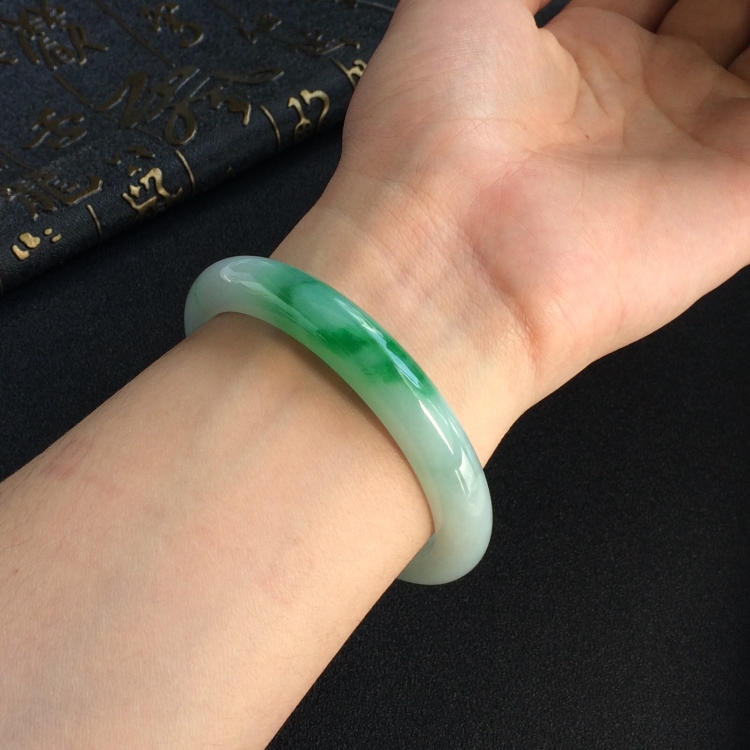 (超值推荐)糯冰种飘翠手镯(55.1mm)