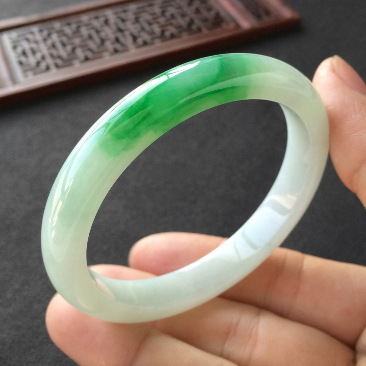 (超值推荐)糯冰种飘翠手镯(55.1mm)