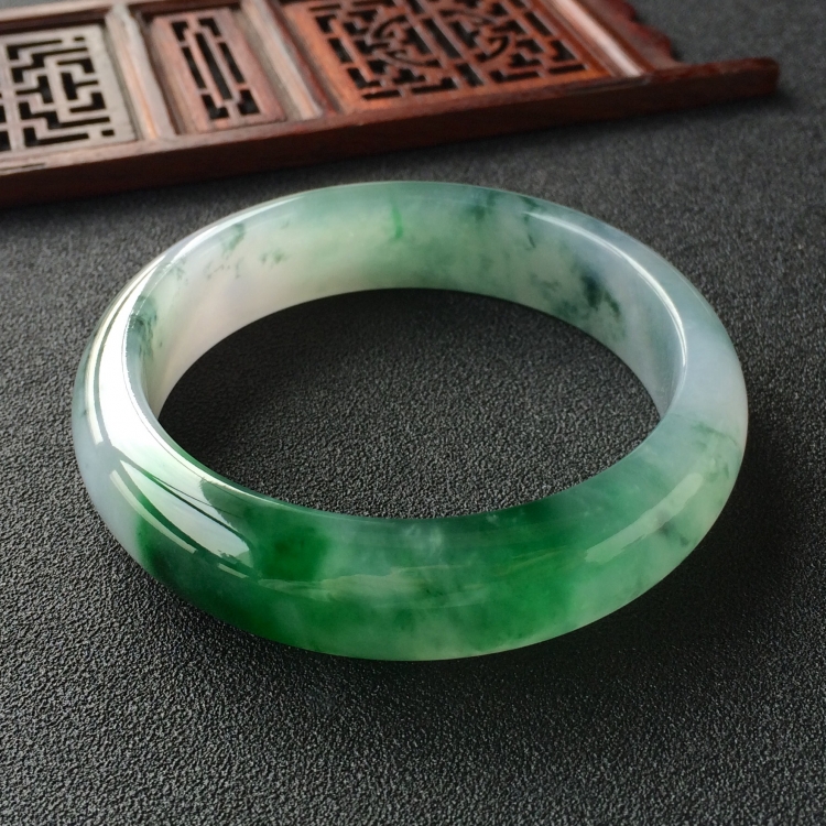 (超值推荐)糯冰种飘花带翠手镯(57mm)