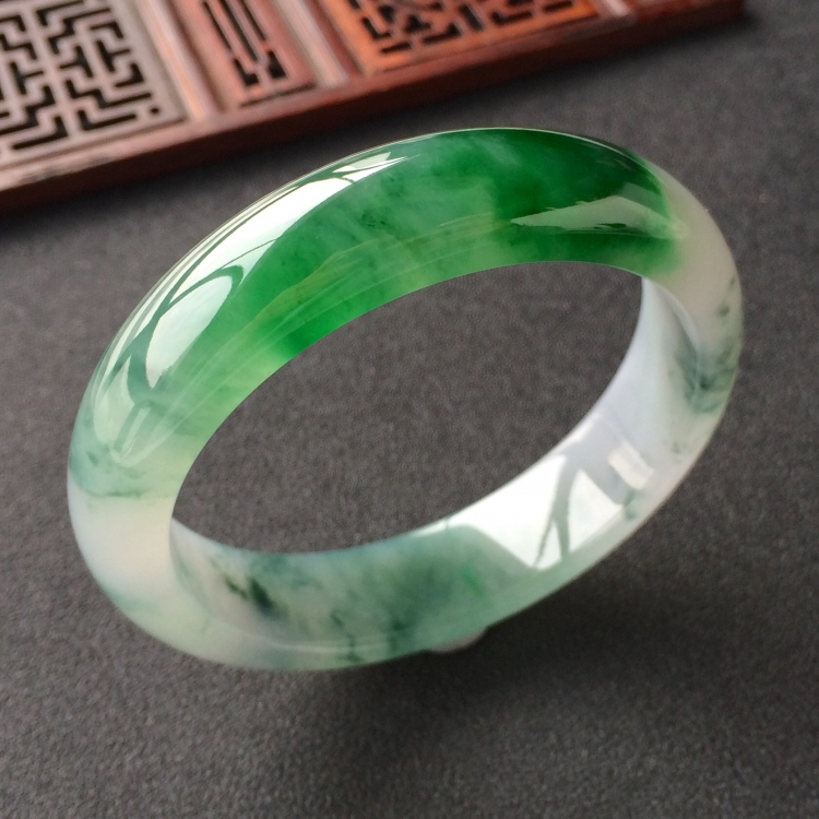 (超值推荐)糯冰种飘花带翠手镯(57mm)