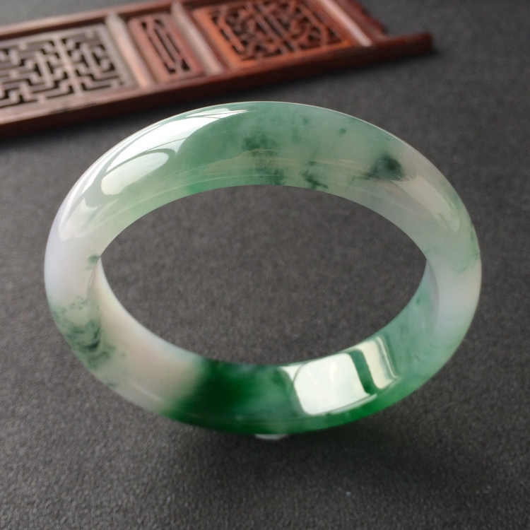(超值推荐)糯冰种飘花带翠手镯(57mm)