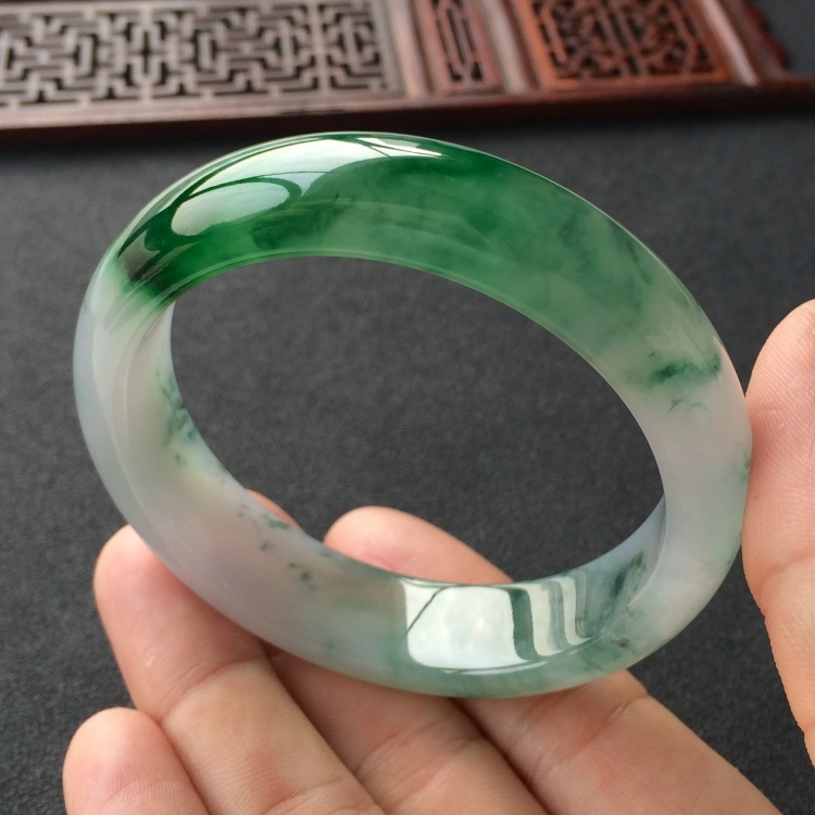 (超值推荐)糯冰种飘花带翠手镯(57mm)