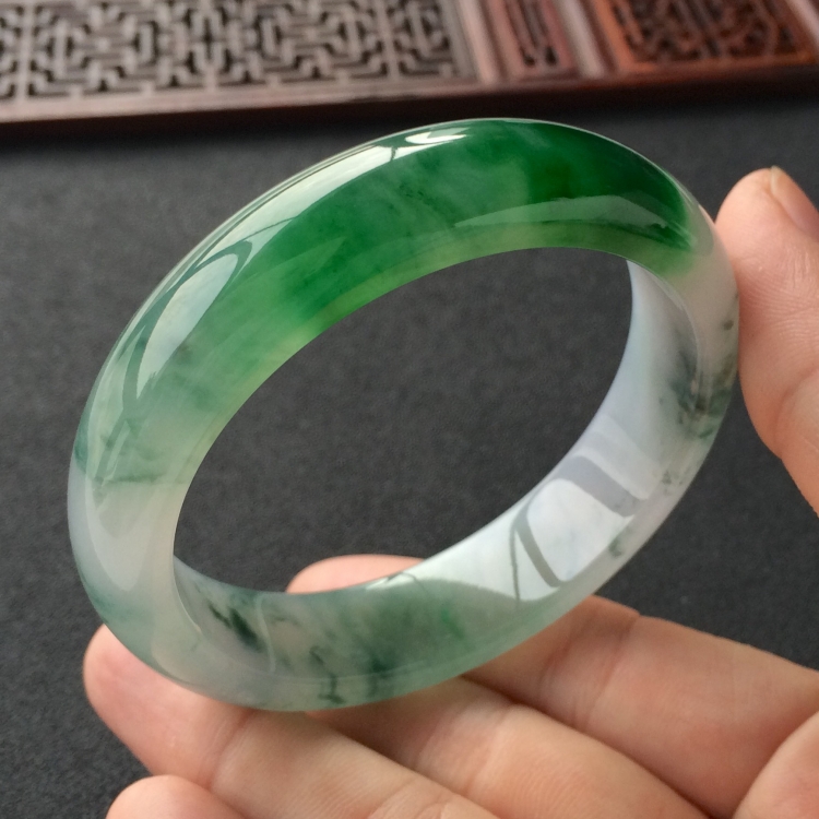 (超值推荐)糯冰种飘花带翠手镯(57mm)