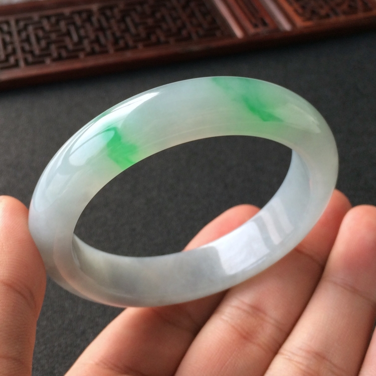 (超值推荐)糯冰种飘翠手镯(53.6mm)