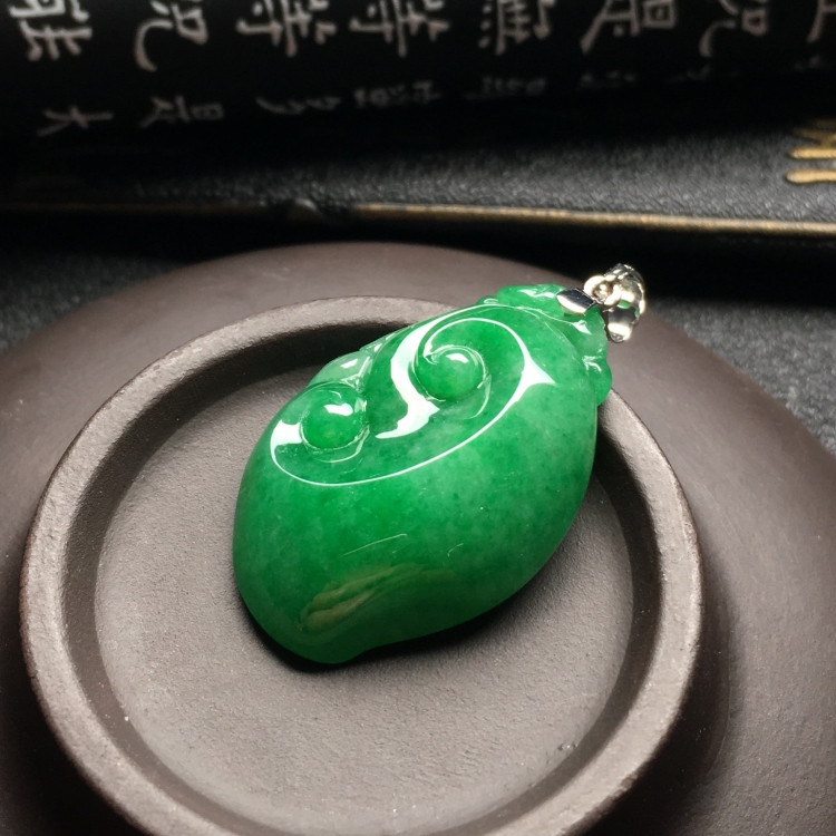 （超值推荐）糯冰种翠色如意挂件（金扣）