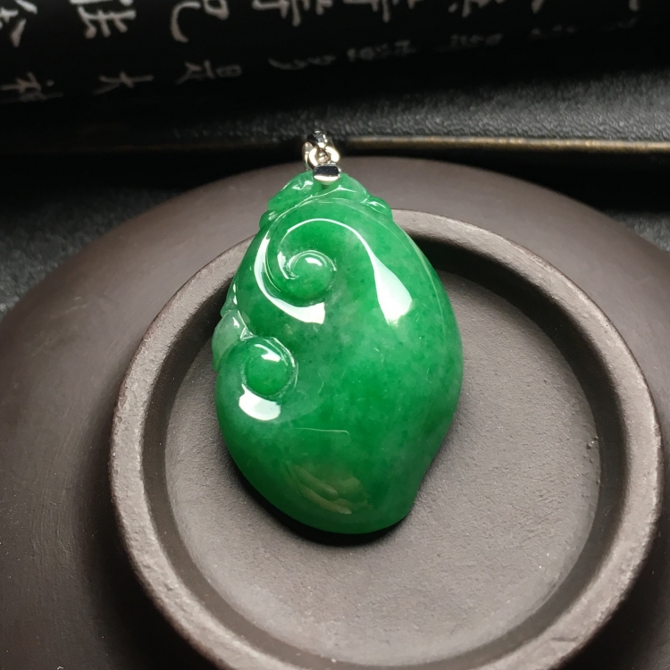 （超值推荐）糯冰种翠色如意挂件（金扣）