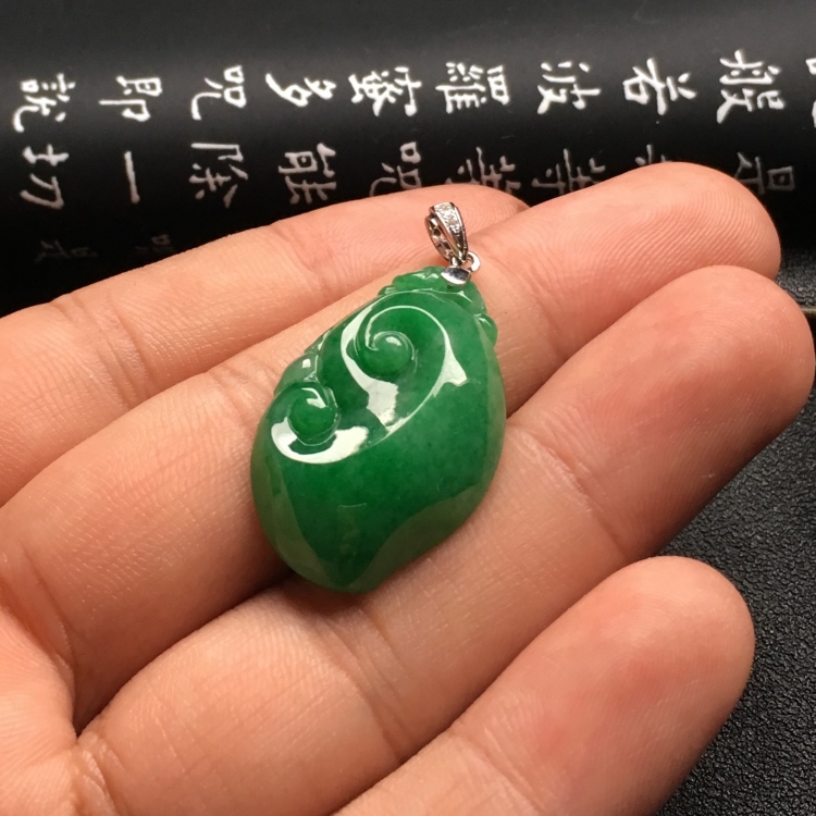 （超值推荐）糯冰种翠色如意挂件（金扣）