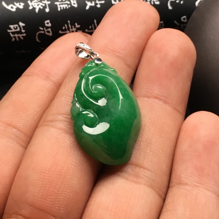 （超值推荐）糯冰种翠色如意挂件（金扣）