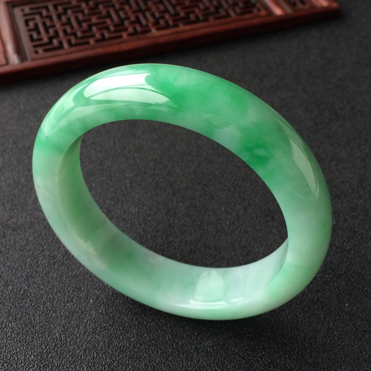 (超值推荐)糯冰种飘翠手镯(59mm)