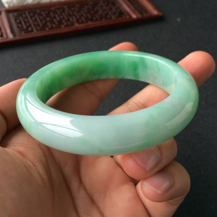 (超值推荐)糯冰种飘翠手镯(59mm)