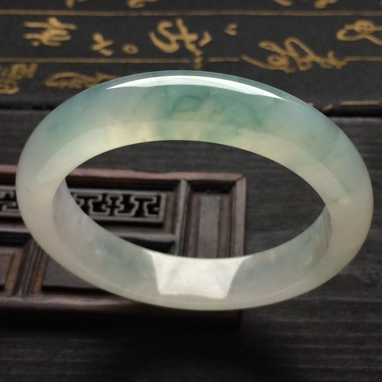 （超值推荐）冰种略飘花手镯（56.6mm）