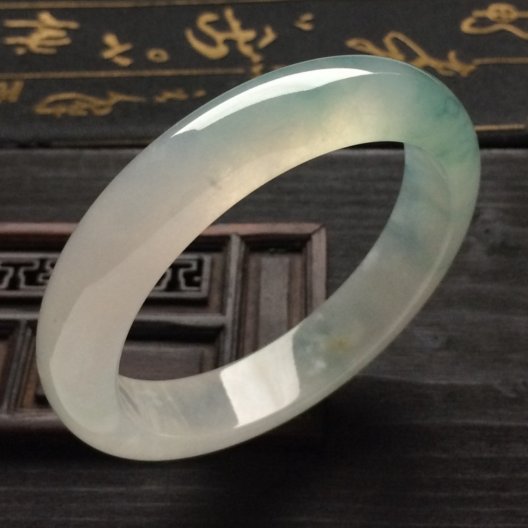 （超值推荐）冰种略飘花手镯（56.6mm）