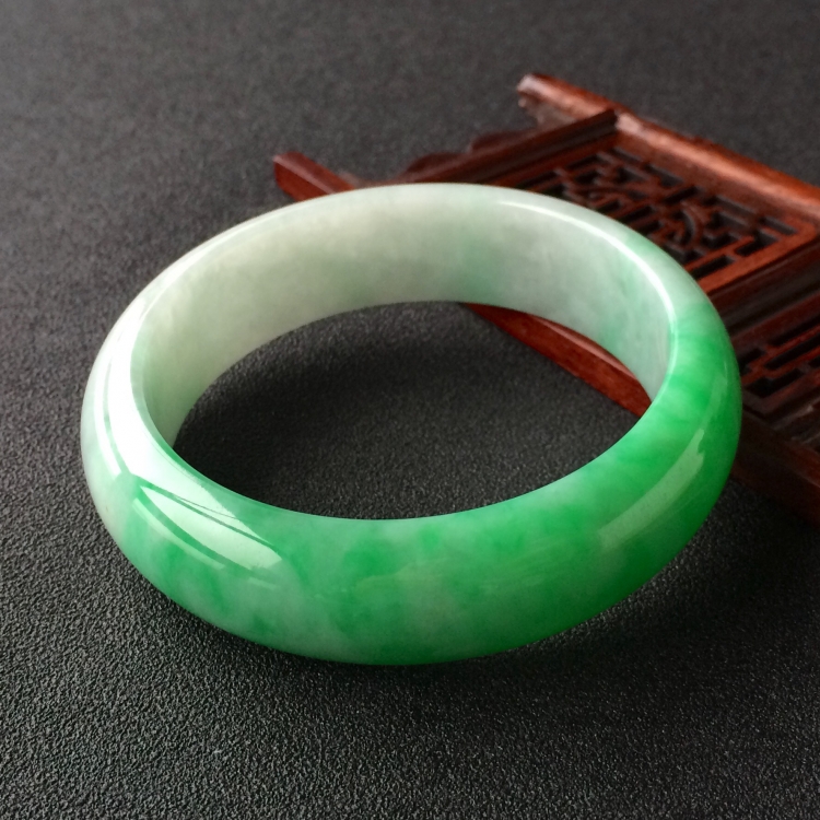 (超值推荐)糯冰种飘翠手镯(58.2mm)