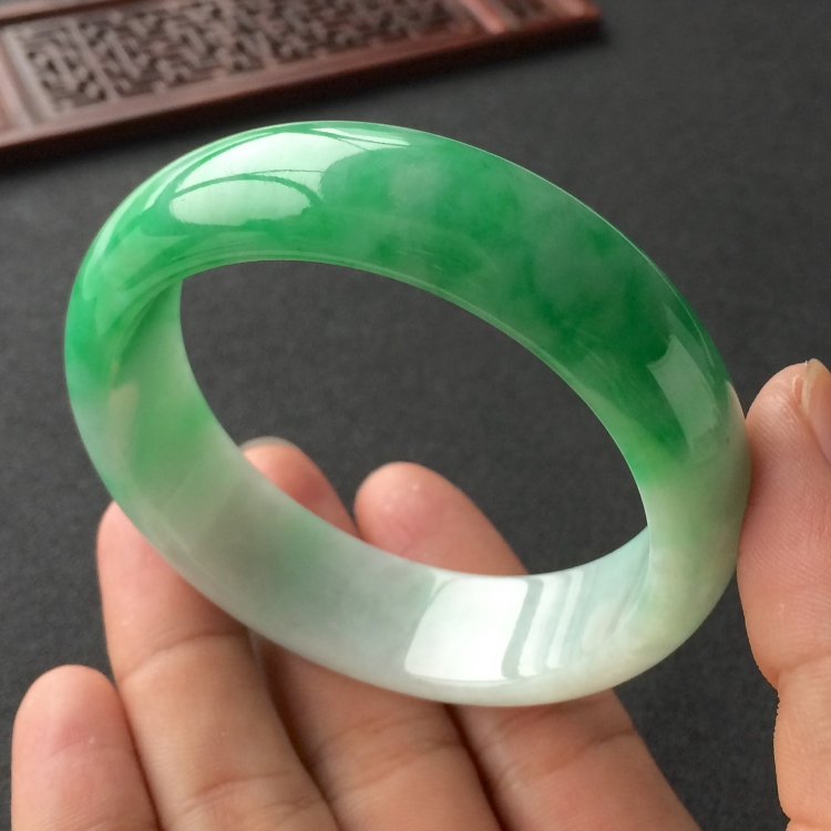 (超值推荐)糯冰种飘翠手镯(58.2mm)