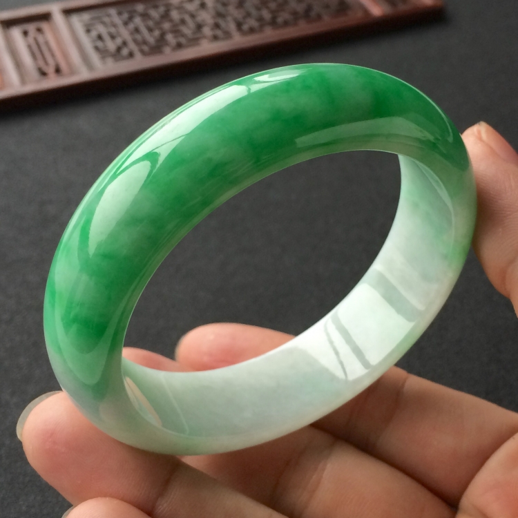 (超值推荐)糯冰种飘翠手镯(58.2mm)