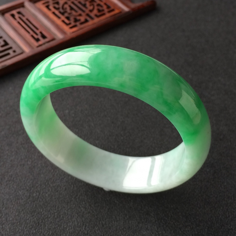 (超值推荐)糯冰种飘翠手镯(58.2mm)