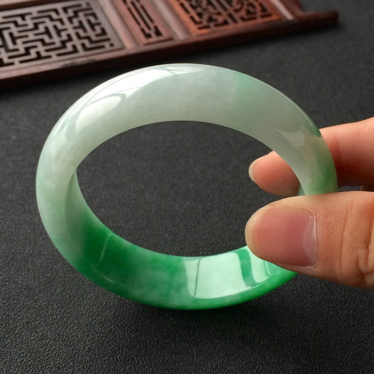 (超值推荐)糯冰种飘翠手镯(58.2mm)