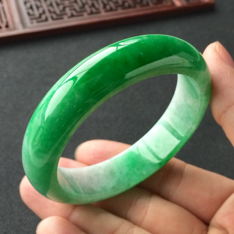 (超值推荐)糯冰种翠色手镯(56.7mm)
