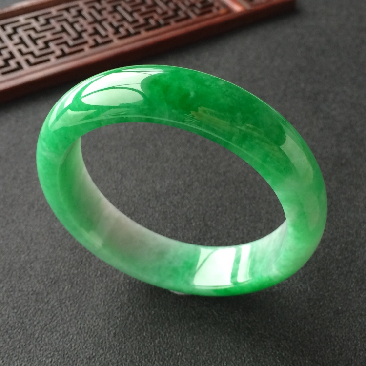 (超值推荐)糯冰种翠色手镯(56.7mm)