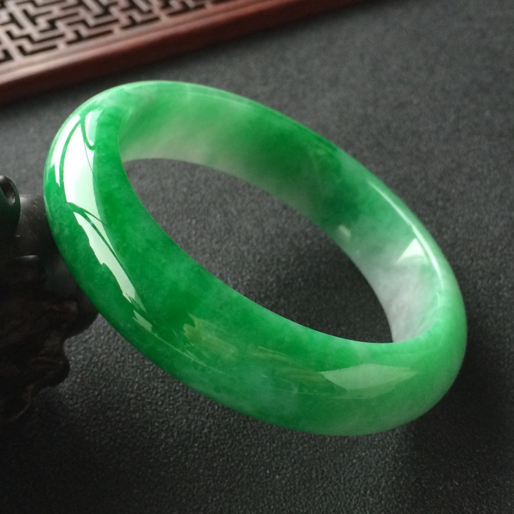 (超值推荐)糯冰种翠色手镯(56.7mm)