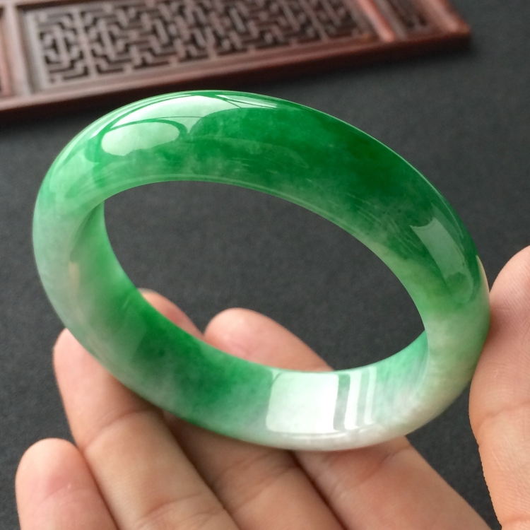 (超值推荐)糯冰种翠色手镯(56.7mm)