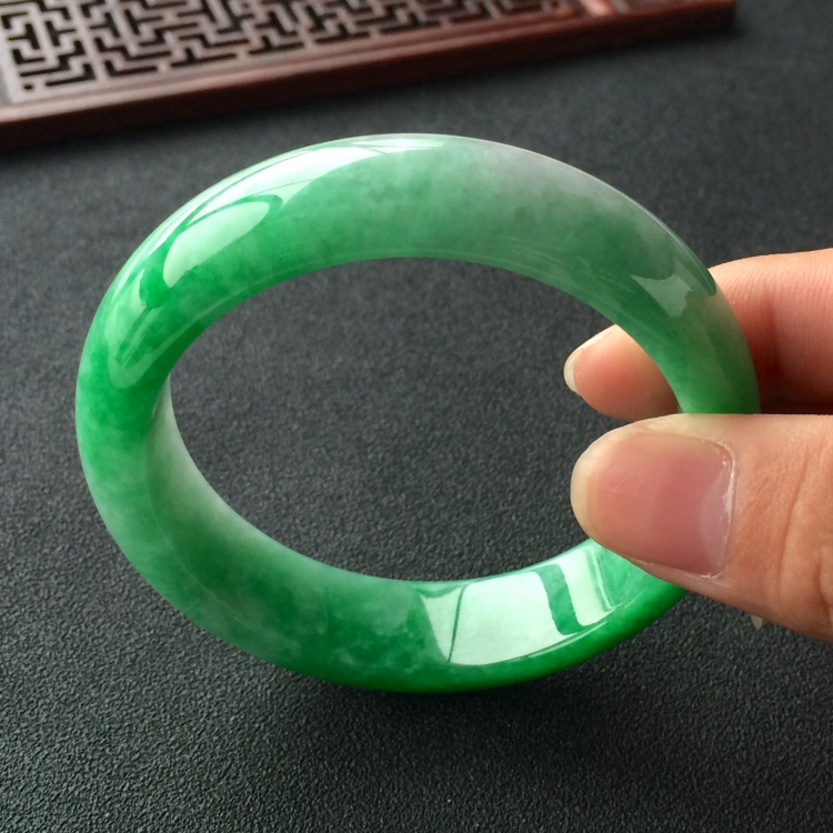 (超值推荐)糯冰种翠色手镯(56.7mm)