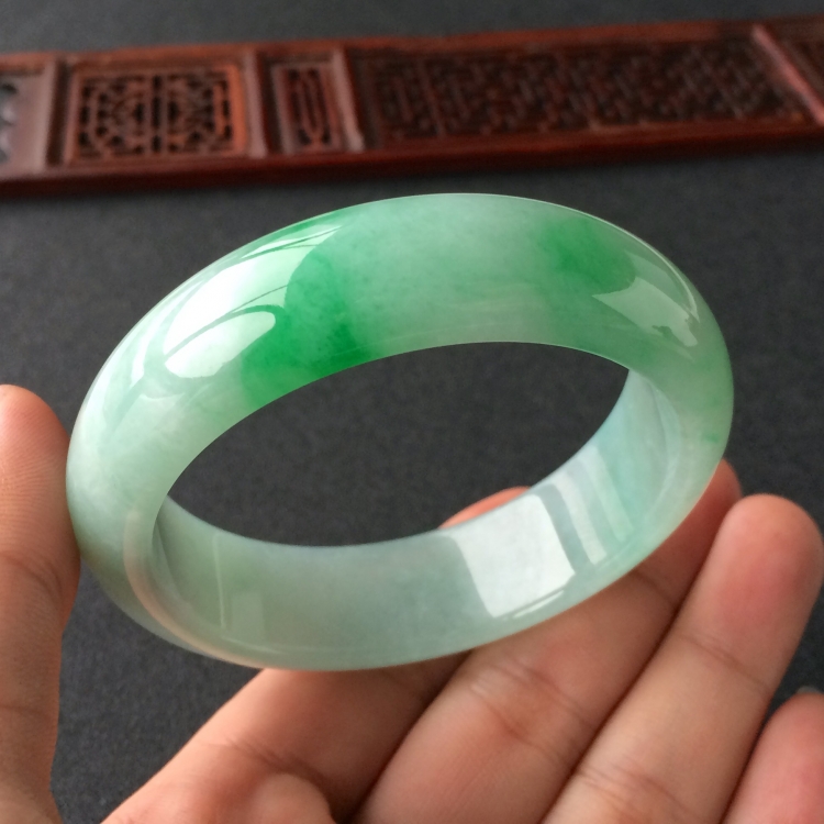 (超值推荐)糯冰种飘翠手镯(56.4mm)
