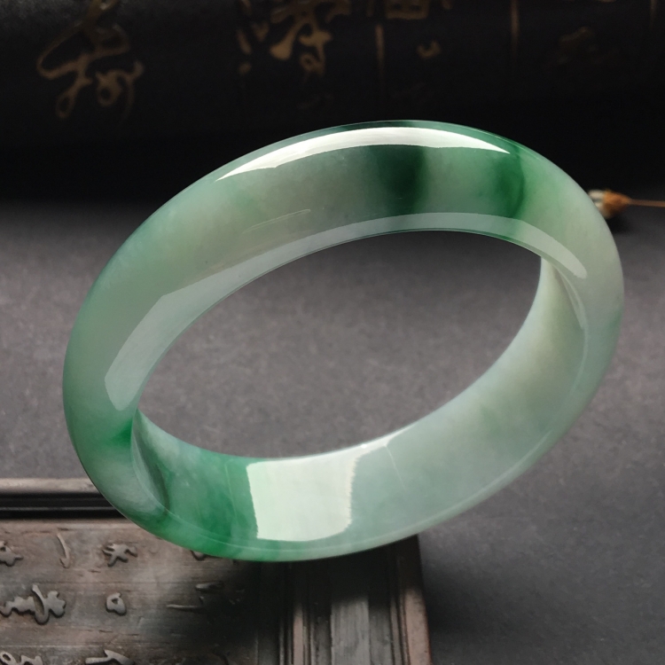 （超值推荐）糯冰种飘绿花手镯（57.1mm）