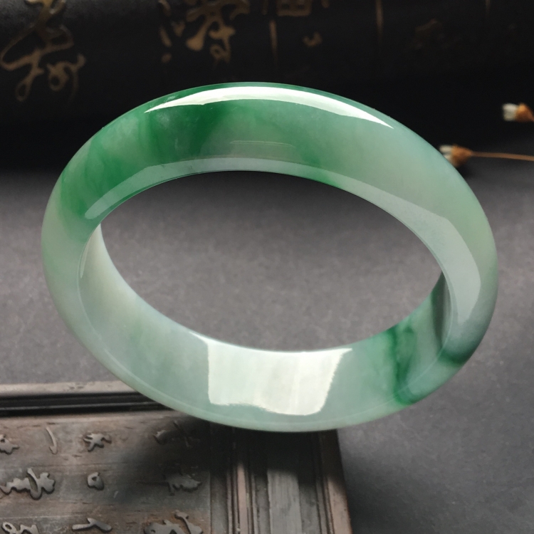 （超值推荐）糯冰种飘绿花手镯（57.1mm）