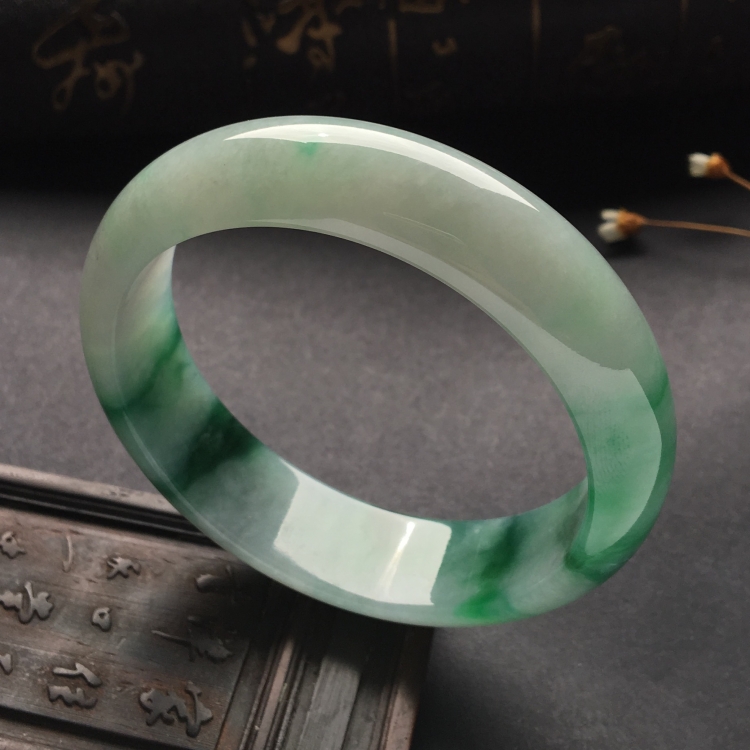 （超值推荐）糯冰种飘绿花手镯（57.1mm）