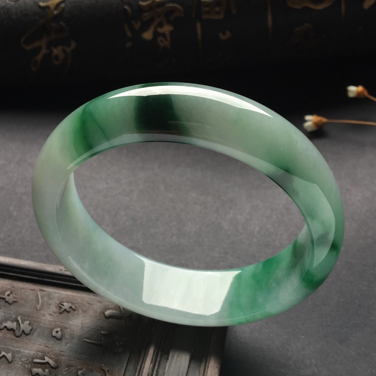 （超值推荐）糯冰种飘绿花手镯（57.1mm）
