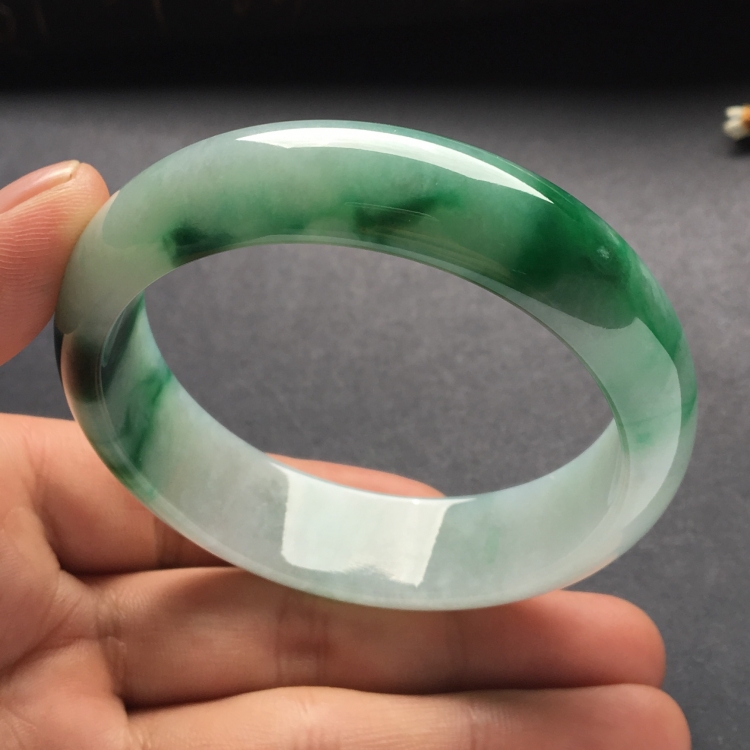 （超值推荐）糯冰种飘绿花手镯（57.1mm）